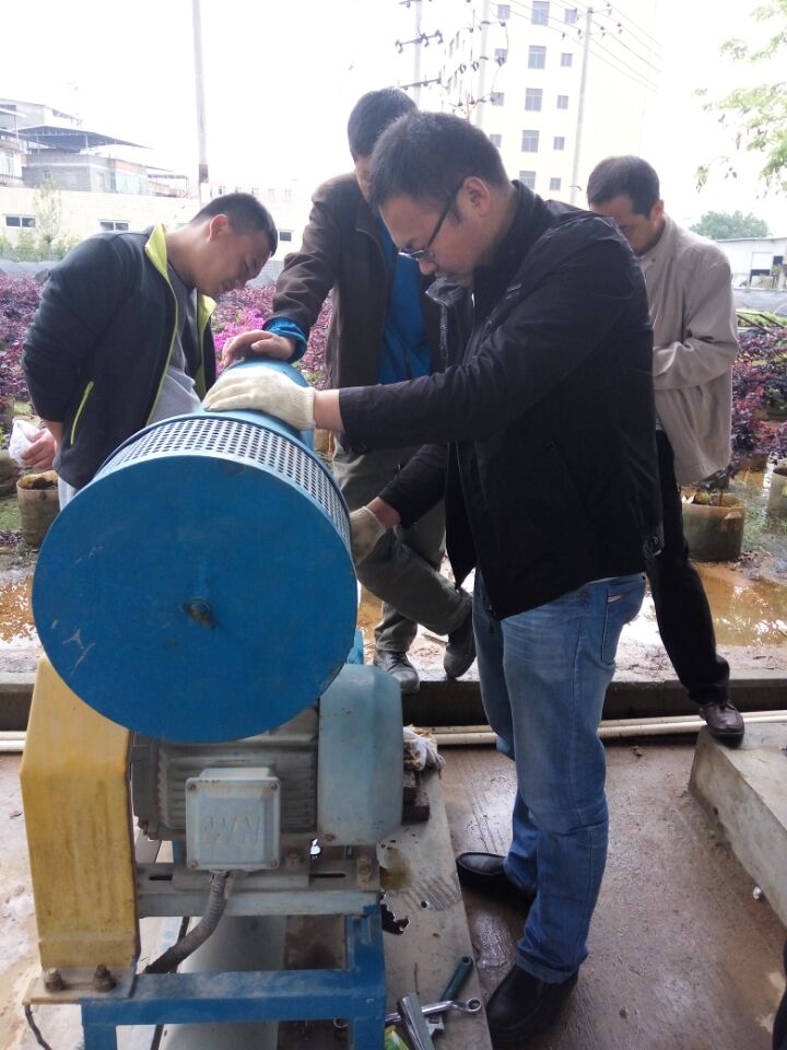 羅茨風(fēng)機(jī)廠家來(lái)廠檢修，大家積極配合維修工作順利完成。.jpg