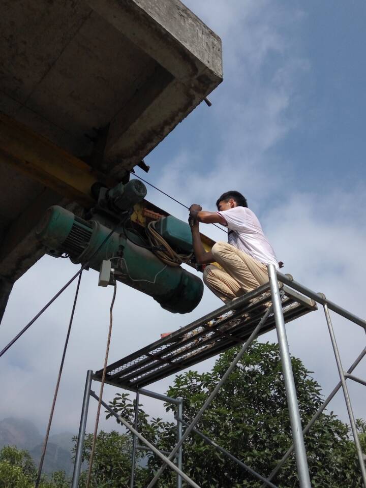廠家來(lái)大學(xué)城污水處理廠檢修二期進(jìn)水泵房行車(chē).jpg