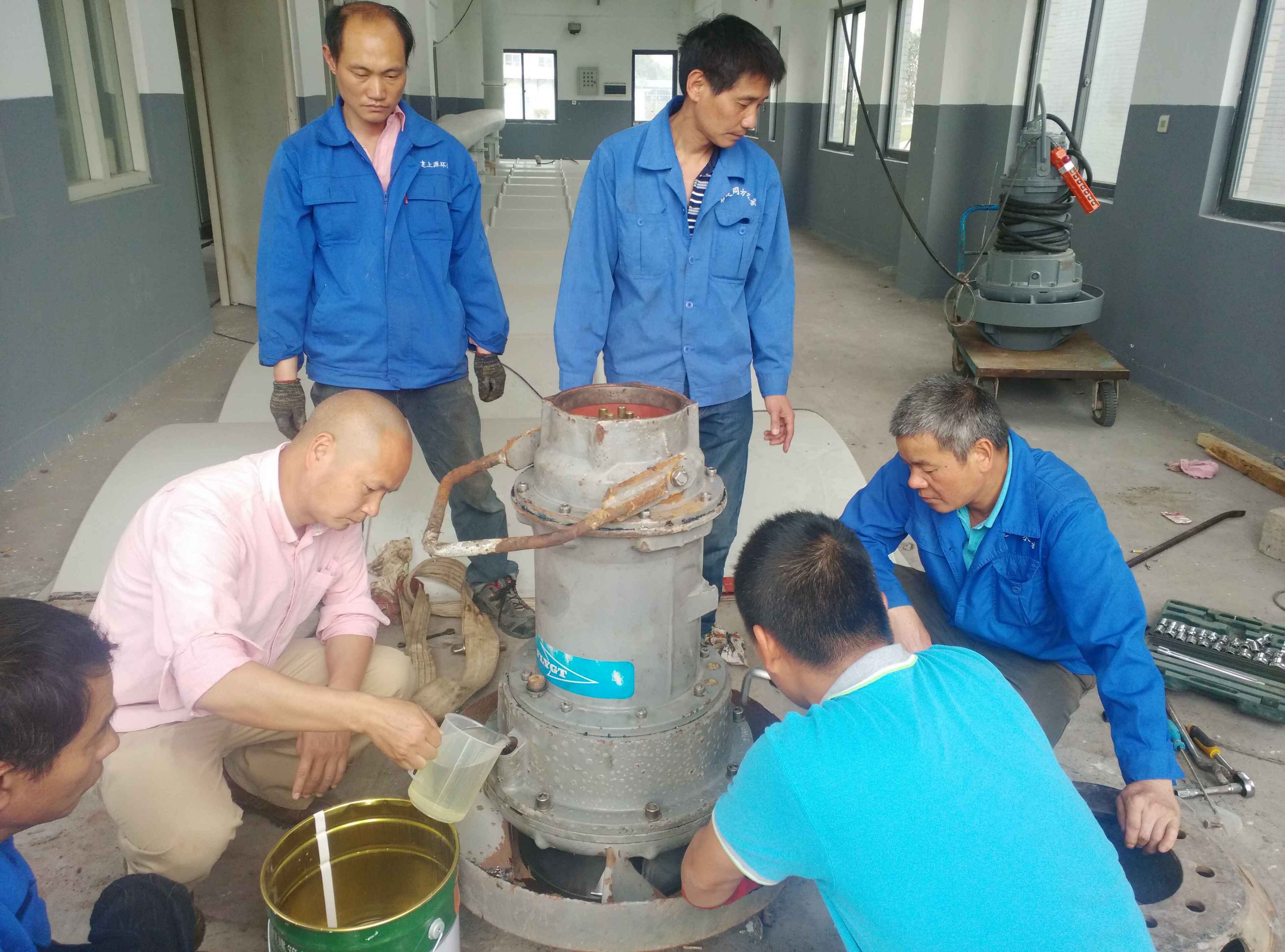 連坂廠機修班組在高溫下?lián)屝迌?nèi)回流泵.jpg