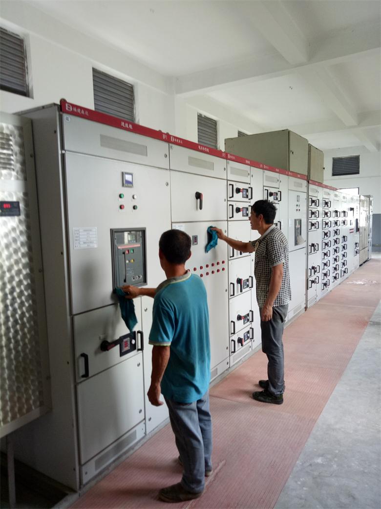 機(jī)修班組織清潔電房.jpg