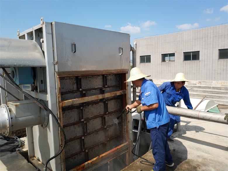 機(jī)修班對(duì)細(xì)格柵進(jìn)行清洗保養(yǎng).jpg